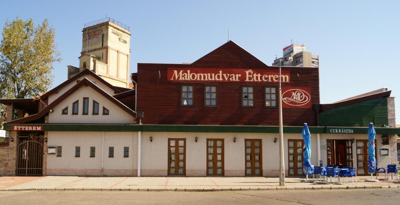 Malomudvar Etterem Cukraszda Panzio Es Rendezvenyhaz Gyongyos Ngoại thất bức ảnh