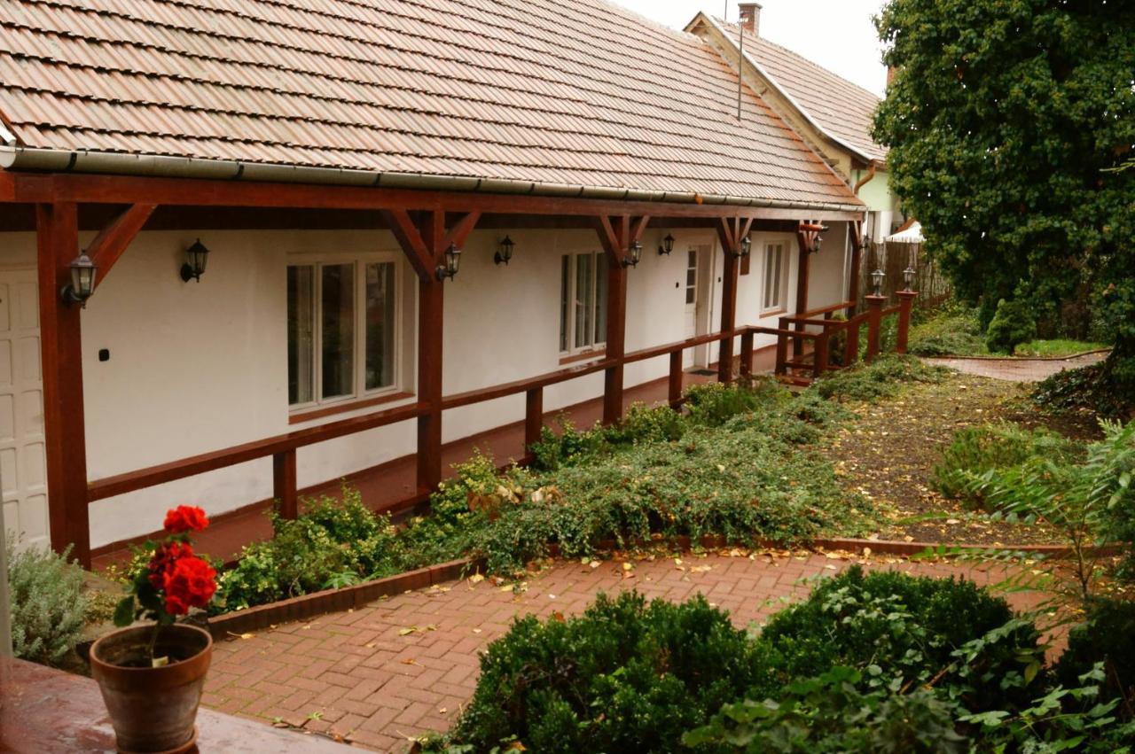 Malomudvar Etterem Cukraszda Panzio Es Rendezvenyhaz Gyongyos Ngoại thất bức ảnh