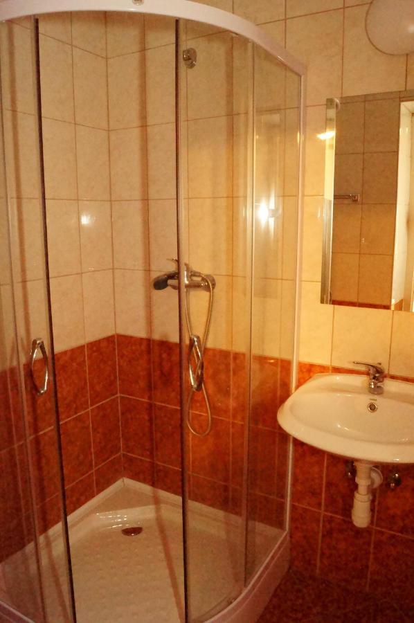 Malomudvar Etterem Cukraszda Panzio Es Rendezvenyhaz Gyongyos Phòng bức ảnh